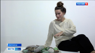 Стекло и текстиль, металл и камень: в Центре культурных инициатив «Югор» открылась персональная выставка Устины Яковлевой «Присутствие»