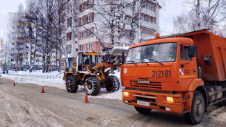 За первые дни нового года с улиц Сыктывкара вывезли около 25 тысяч кубометров снега