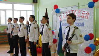 Офицеры Росгвардии приняли участие в открытии кадетского бала в  подшефной Выльгортской школе