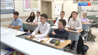 Президент России Владимир Путин поручил сформировать перечень из 100 лучших отечественных фильмов для показа в образовательных организациях и включения в школьную программу