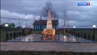 В усинском селе Усть-Лыжа продолжаются работы по благоустройству территории обелиска