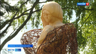 В деревне Ипатово проходит художественный пленэр, на котором скульпторы создают новые объекты для сада