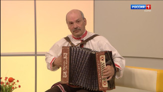 Олӧм-вылӧм. Гармонист, руководитель народного хора "Зарава" Дмитрий Мартынов