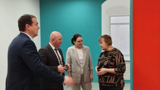 Сергей Елдин проинспектировал ход капремонта библиотеки в Прилузье