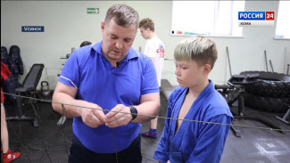 Юные самбисты из Усинска плетут антидроновые шторы для бойцов СВО