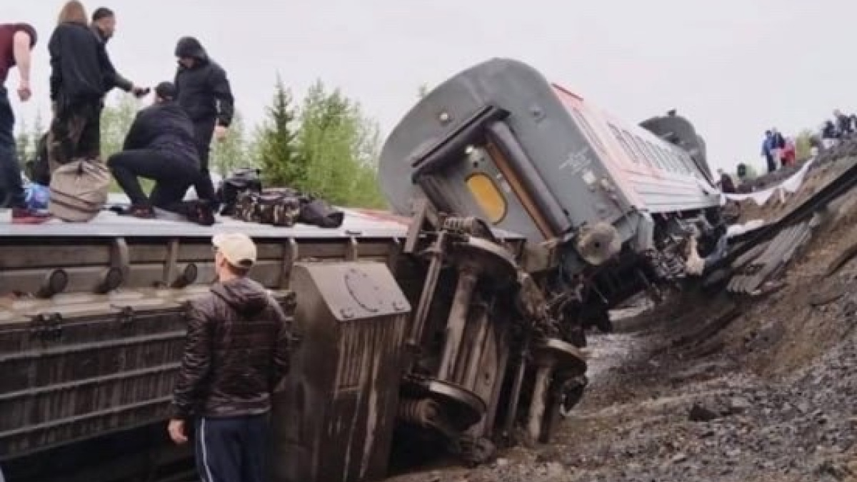 На перегоне Инта-1 – Угольный Северной железной дороги произошёл сход  девяти вагонов пассажирского поезда Воркута – Новороссийск – ГТРК «Коми Гор»