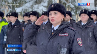 В День Конституции России 85 молодых полицейских приняли Присягу