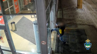 Вандал, разбивший двери торгового центра в Сыктывкаре, задержан сотрудниками уголовного розыска