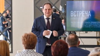 Гольдштейн услышал просьбы усть-куломцев: муниципалитет отметит 100-летие, в Жежиме появится связь, а для пассажирских перевозок приобретут автобус