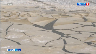 Школьник из Сыктывкара катался на ватрушке в парке имени Кирова и скатился вниз прямиком в реку