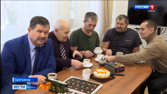 Станислав Хахалкин посетил военный госпиталь Сыктывкара и поздравил ветеранов боевых действий с Новым Годом