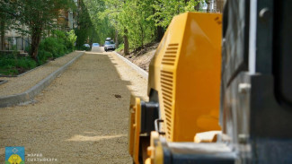 В сыктывкарских дворах по улице Карла Маркса, 224 и Морозова, 165 продолжаются ремонтные работы