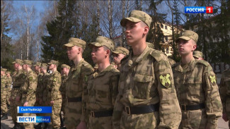 В Сыктывкаре военнослужащим по призыву торжественно вручили свидетельства об окончании учёбы по воинской специальности