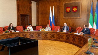 Владимир Уйба встретился с делегацией из Луганской Народной Республики