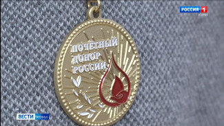 В Республиканском центре крови в день героев прошло торжественное награждение жителей Сыктывкара, удостоенных звания «Почетный донор России»