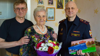 Офицер вневедомственной охраны Республики Коми поздравил ветерана службы с днем рождения