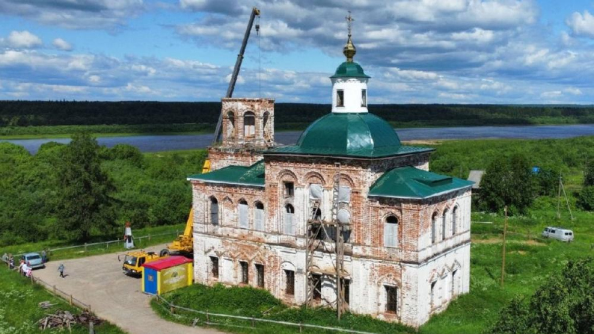 На колокольне Богоявленского храма в деревни Ляли установили купол, шпиль и  крест – ГТРК «Коми Гор»