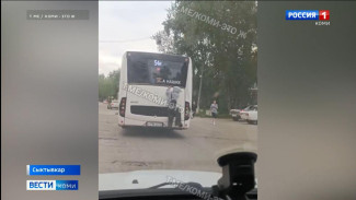 В Эжвинском районе Сыктывкара подросток зацепился за автобус во время движения