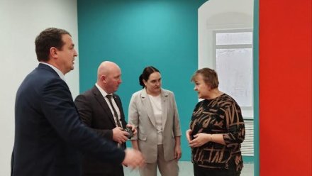 Сергей Елдин проинспектировал ход капремонта библиотеки в Прилузье