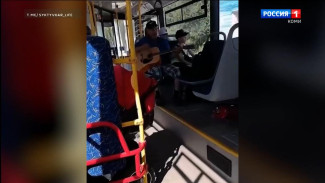 Сыктывкарец сыграл на гитаре для пассажиров автобуса