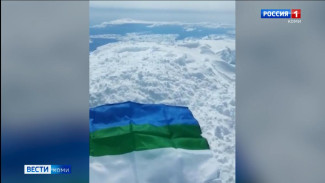 Флаг Коми подняли на высшую точку Северной Америки