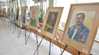 В Госсовете Коми открылась выставка «Портрет героя»