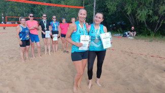 На главном пляже столицы прошли игры по волейболу среди команд ветеранов