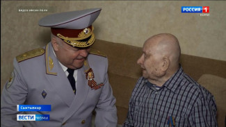 Начальник УФСИН Коми Дмитрий Коновалов поздравил с юбилеем Победы участника Великой Отечественной войны и ветерана ведомства Василия Попова
