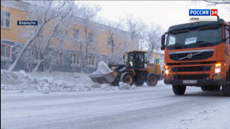 В Воркуте в круглосуточном режиме выходит на борьбу со снегом тяжелая техника