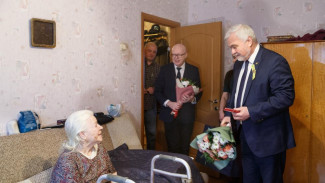 Владимир Уйба поздравил Маргариту Алиеву с 80-летием со дня полного освобождения Ленинграда от фашистской блокады