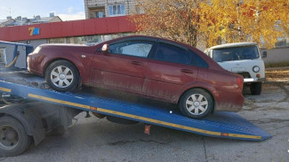 Пристав в Сыктывкаре конфисковала два автомобиля