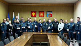 Заместитель начальника Главного управления МЧС России по Республике Коми Сергей Марчишак вручил огнеборцам Печоры заслуженные награды