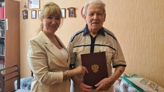 Жителя Сыктывкара поздравили с 95-летием от имени Президента России