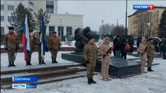 В Сыктывкаре состоялась торжественная церемония у мемориалов «Вечная слава» и «Скорбящий воин» в честь Дня Героев Отечества
