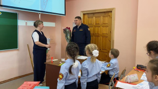 В Сыктывкаре росгвардейцы поздравили педагогический коллектив подшефной школы с Днем учителя
