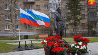 В Ухте открыт памятник Герою Донбасса Арсену Павлову