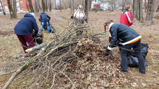 Диван, холодильник, разбитый принтер: какие необычные находки обнаружены участниками в ходе общегородского субботника