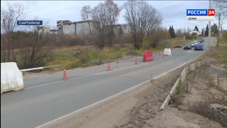 На мосту через речку Дырнос заработал реверсивный светофор