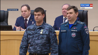 В Сыктывкаре наградили судебного пристава Дмитрия Спасского за спасение тонущего человека