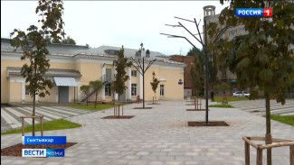 В Сыктывкаре продолжаются работы по благоустройству территории центра досуга и кино "Октябрь"