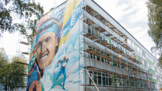 В Сыктывкаре на фасаде школы №38 завершается создание мурала, посвящённого олимпийскому призёру и чемпиону мира по лыжным гонкам — Василию Рочеву-младшему