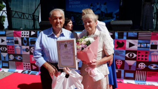 Образцовым семьям Сыктывкара и Эжвинского района вручили медали "За любовь и верность"