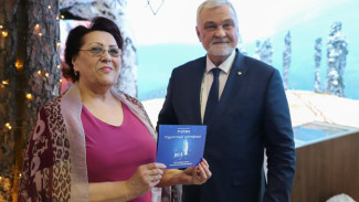 Владимир Уйба на выставке-форуме «Россия» вручил путёвку на плато Маньпупунёр победительнице розыгрыша от Республики Коми