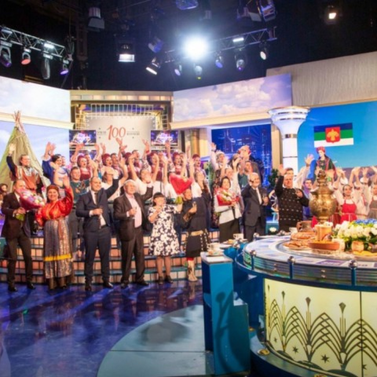 музыкант филипп здар его жена. сто к одному последний выпуск 2022. виктор петров диктор. останкино студия поле чудес. игры приколов актеры.