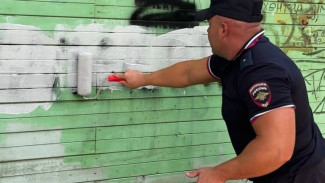 Столичные полицейские и волонтеры закрасили более 20 наркореклам в Сыктывкаре