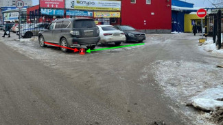 В Сыктывкаре водитель наехал на парковке у торгового центра на 93-летнюю пенсионерку