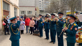 В Сыктывкаре военный оркестр Росгвардии провел акцию «Парад у дома ветерана»