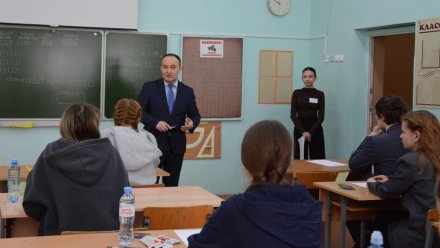Олег Холопов оценил ход проведения ЕГЭ в сыктывкарской школе № 12 имени Олега Кошевого        