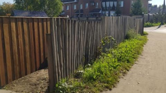 По улице Тентюковской горожане добровольно переносят заборы