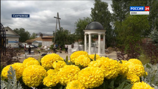 Мэрия Сыктывкара проверила ход строительства сквера в столичном посёлке Краснозатонский